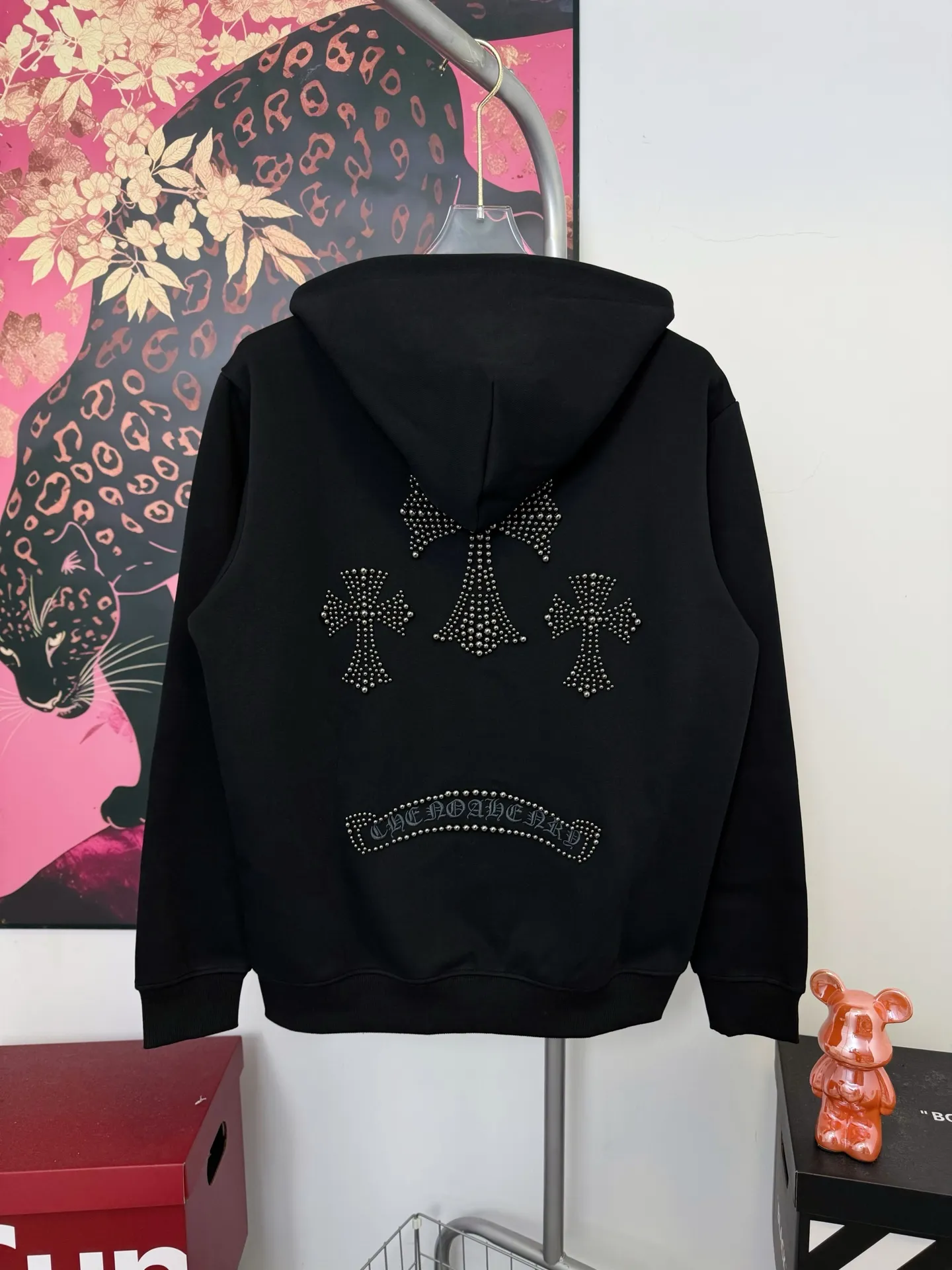 P340 Chrome Heart Cross Steel Cannon Bead Hooded Jacket ChromeHearts counter same style Hat thousands of needles embroidered letters Original custom hardware zippers The details are restored in place Very textured on the handle Three-dimensional and atmospheric Versatile and easy to wear in autumn Simple and elegant Adopt the os version The upper body effect is very good Suitable for all body types Soft and comfortable Back panel CH Sanskrit embroidered letters ➕ Back panel Horseshoe Cross Cannon Beads Pocket CH Steel Beads for finishing touches Machine washable, does not fade, does not deform Complete accessories, original mold opening, perfect restoration of zp 2:1, same style for men and women, versatile and not picky, size s m l xl color black gray